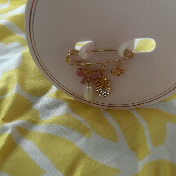 LC Lauren Conrad Gold Bow and Pink Enamel Charm Brooch with Pearl Drop - Picture 3 of 4
